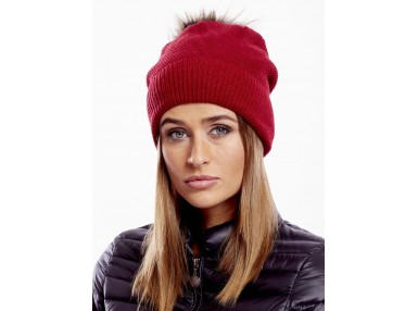une casquette rouge