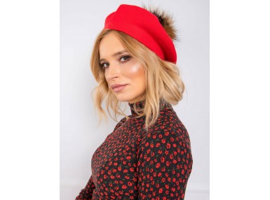 une casquette rouge