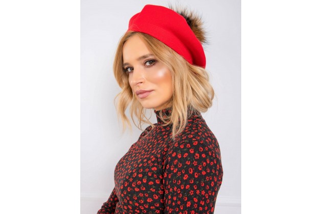 une casquette rouge