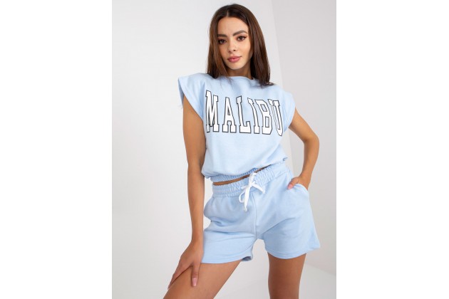 Ensemble bleu clair